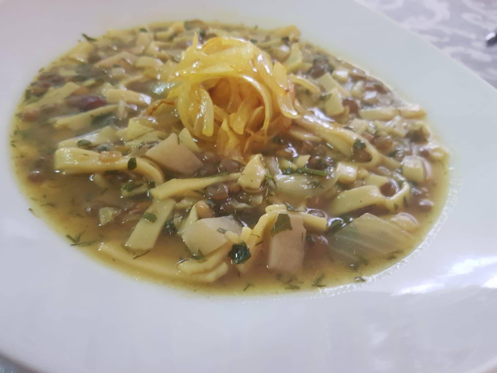 אש-רשתה — מרק אטריות פרסי עשיר בקטניות, עשבי תיבול וכשכ