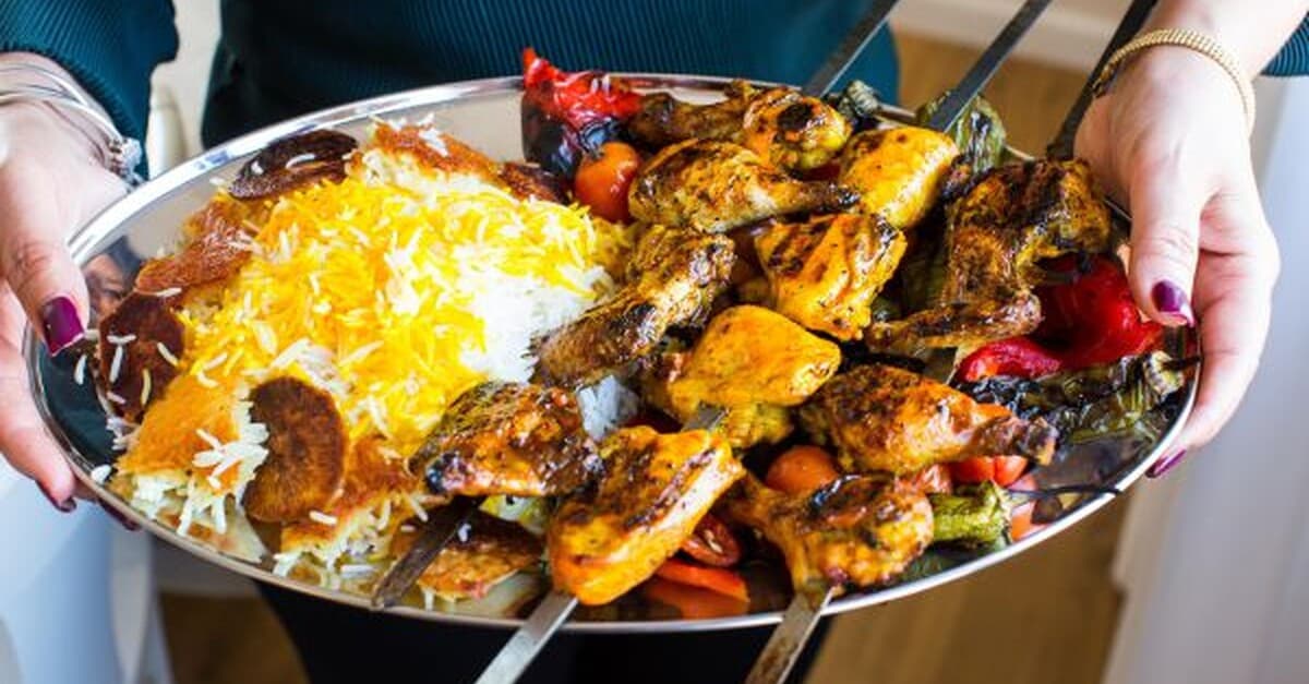 ג'וג'ה כבב — קבב עוף פרסי על מצע אורז זעפרן עם ירקות צלויים