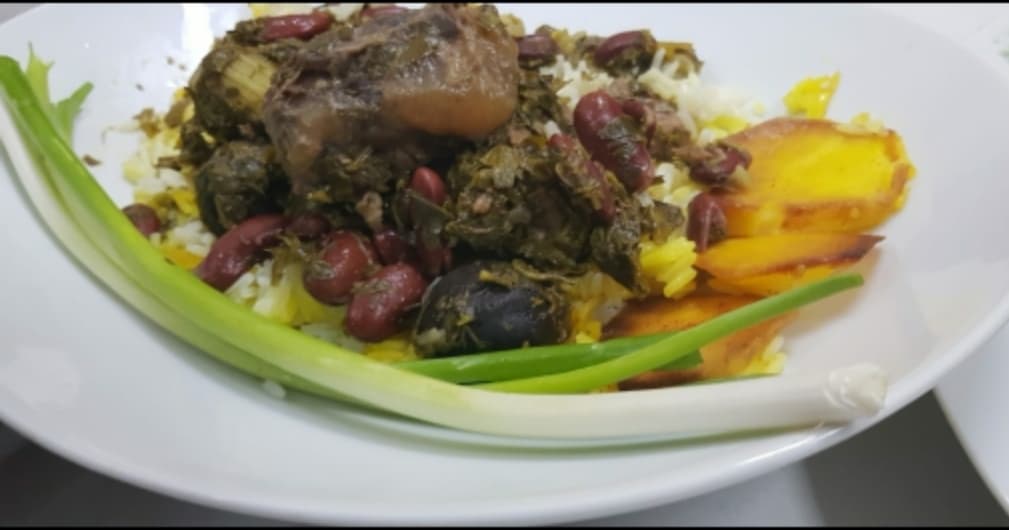 חורשט סבזי — תבשיל ירוק עשיר בעשבי תיבול ושעועית אדומה על אורז