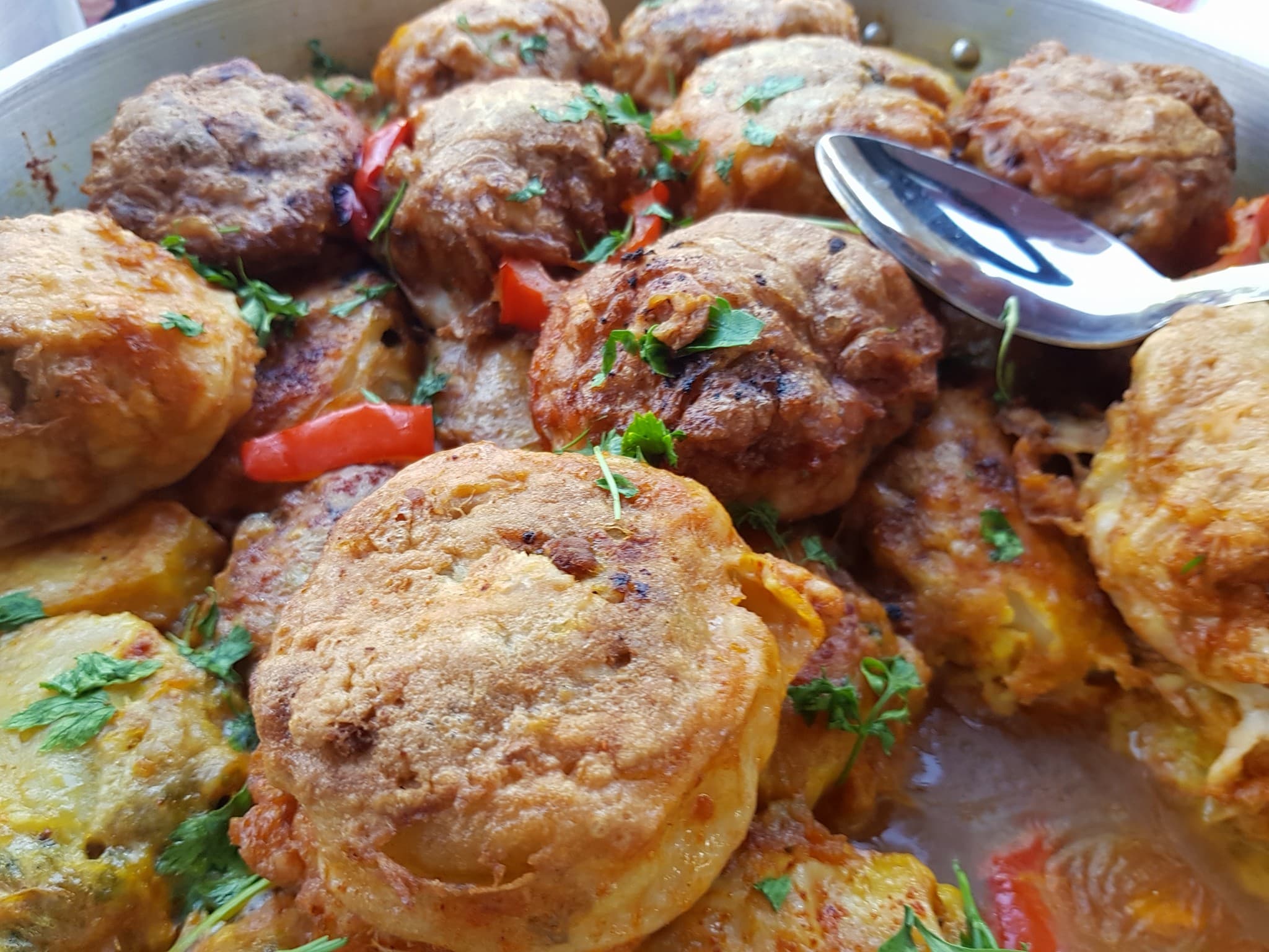 מפרום — תפוחי אדמה ממולאים קציצות בשר, מטוגנים ברוטב עגבניות