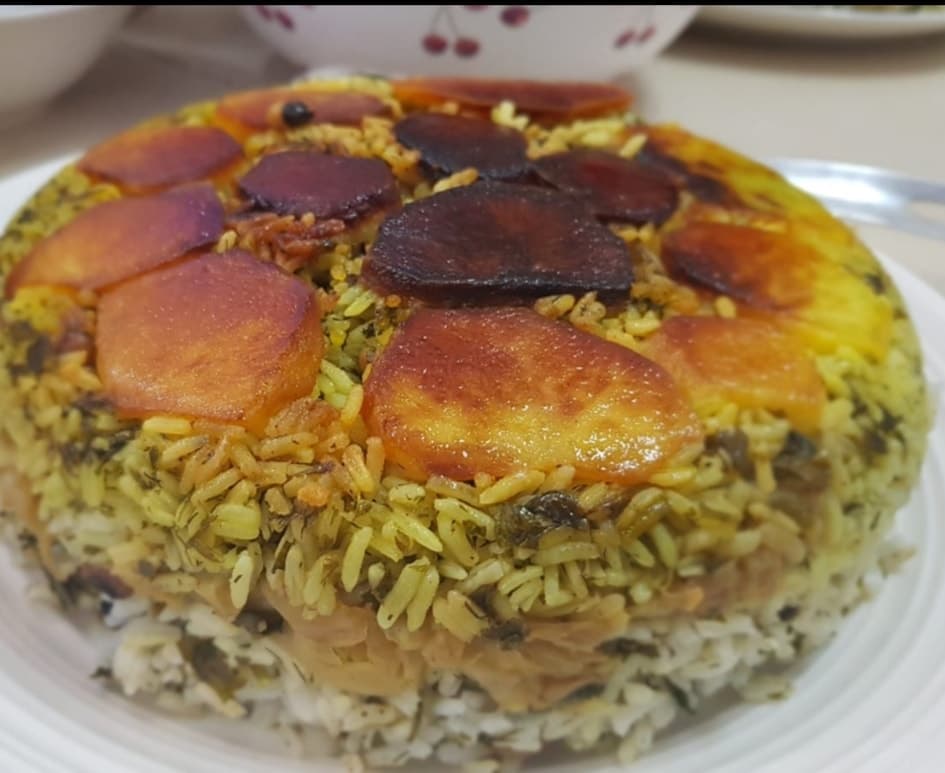 פולו-קלאם — אורז פרסי הפוך עם שכבות כרוב ועשבי תיבול, עם תחדיג זהוב