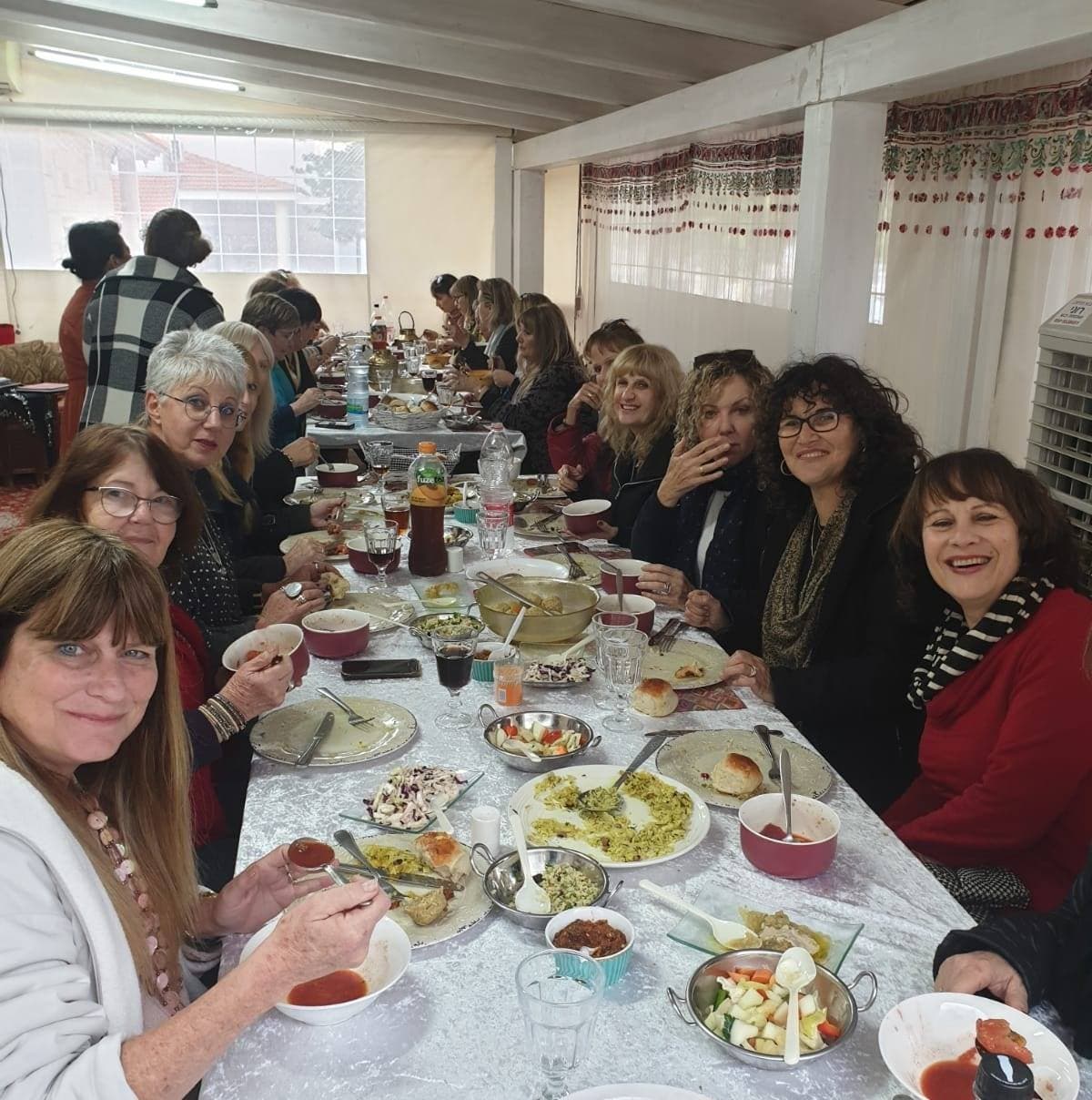 מבחר סלטים ומנות פתיחה על רנר כתום מעוטר לקראת ארוחה פרסית